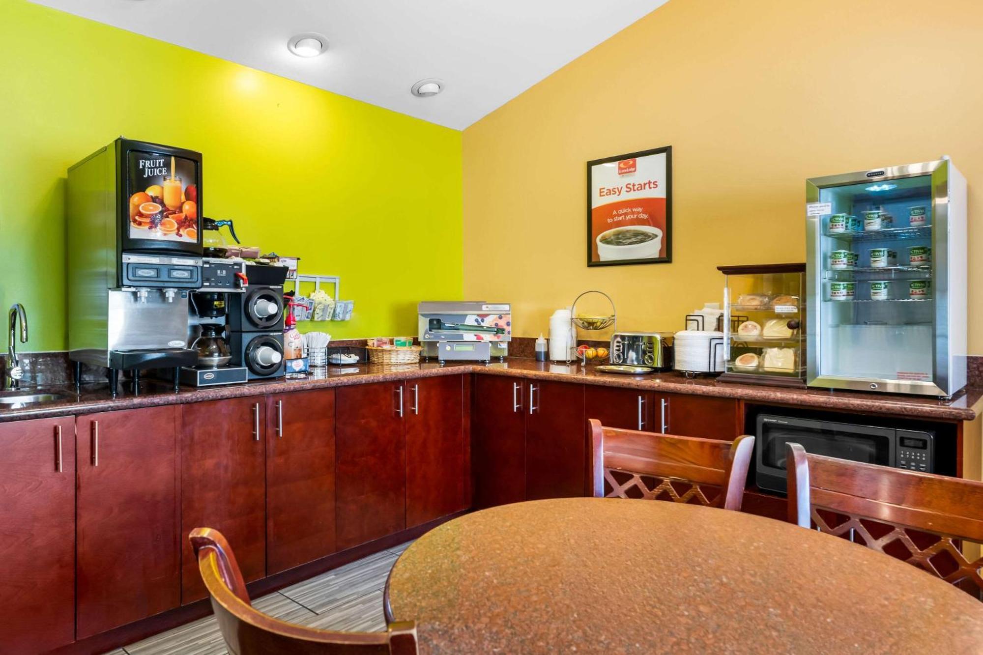 Econo Lodge Inn & Suites Eau Claire Esterno foto