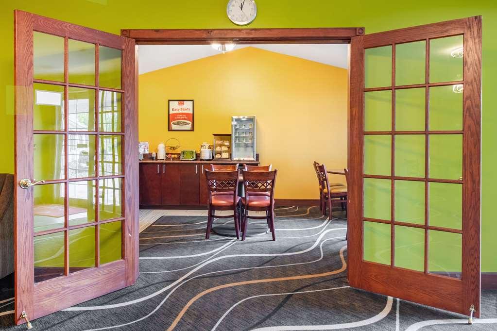 Econo Lodge Inn & Suites Eau Claire Ristorante foto