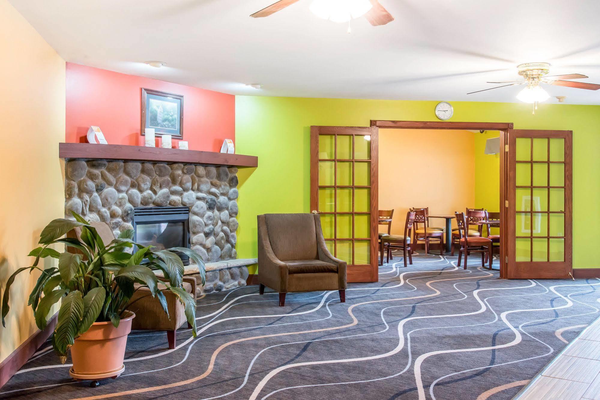 Econo Lodge Inn & Suites Eau Claire Esterno foto