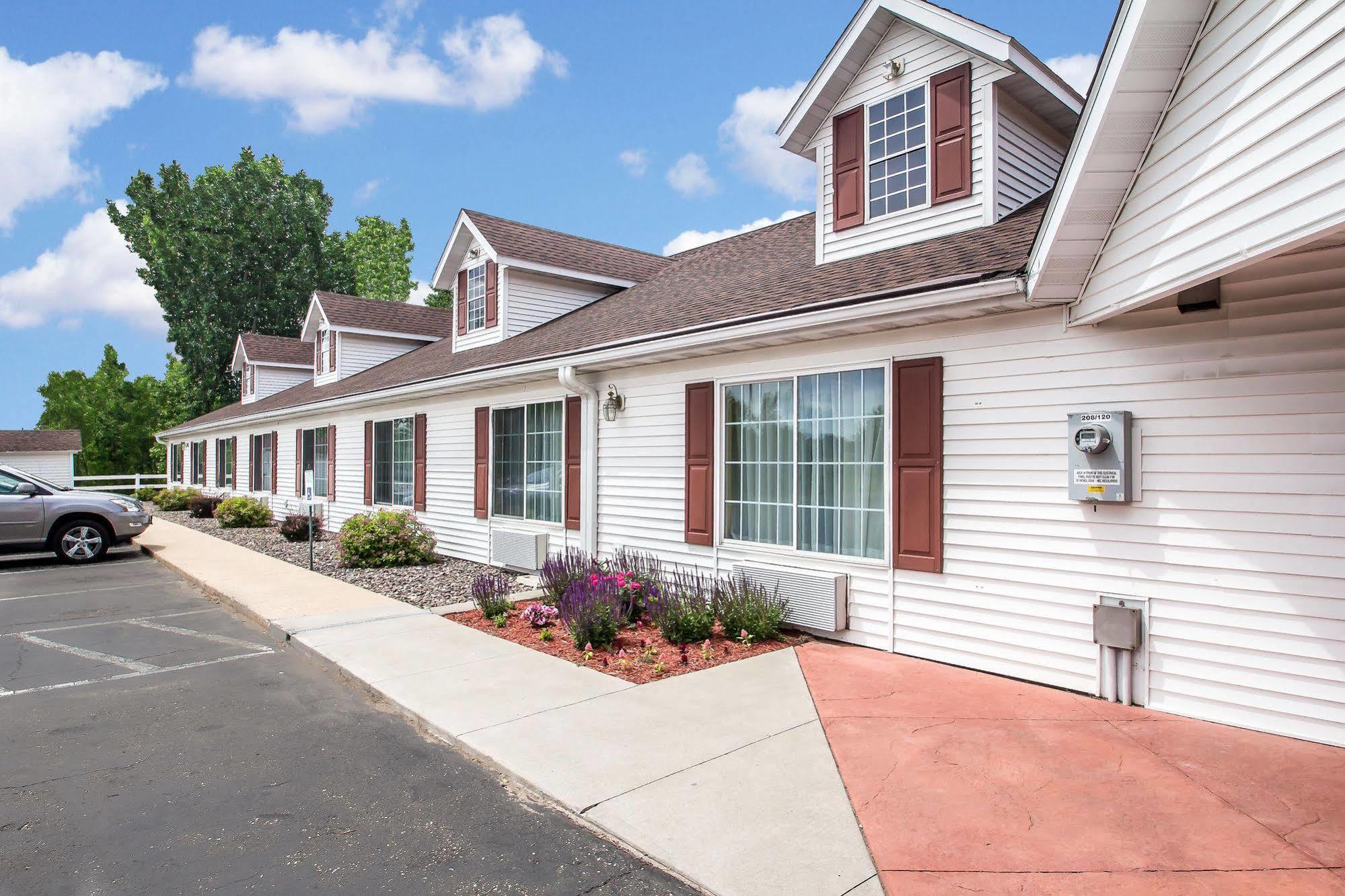 Econo Lodge Inn & Suites Eau Claire Esterno foto