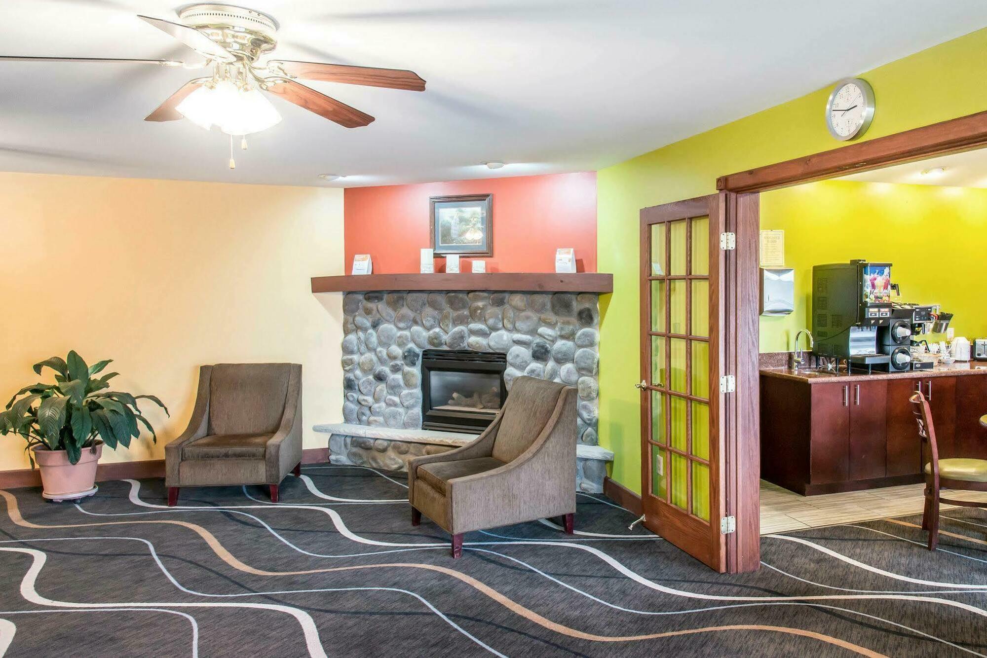 Econo Lodge Inn & Suites Eau Claire Esterno foto