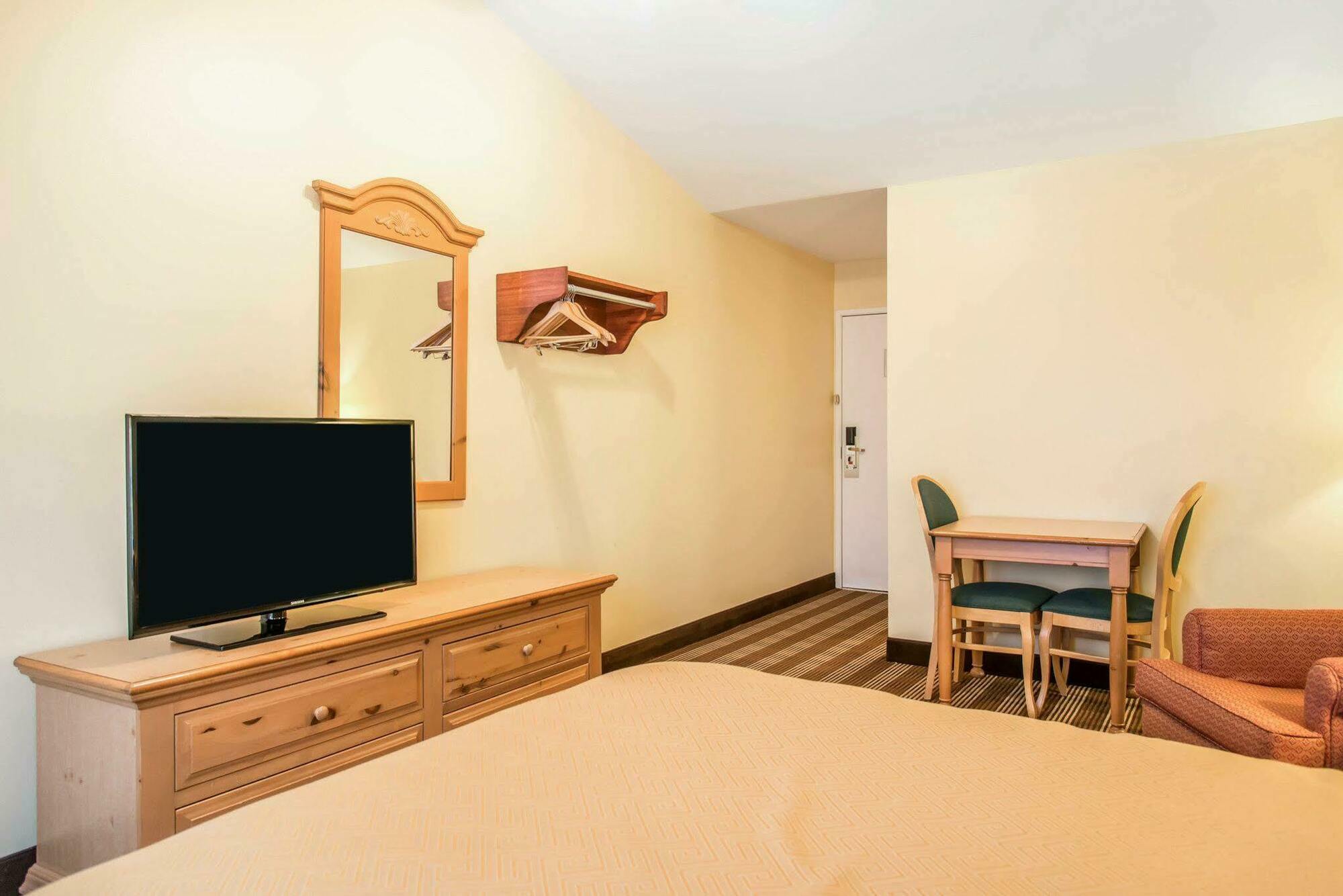 Econo Lodge Inn & Suites Eau Claire Esterno foto