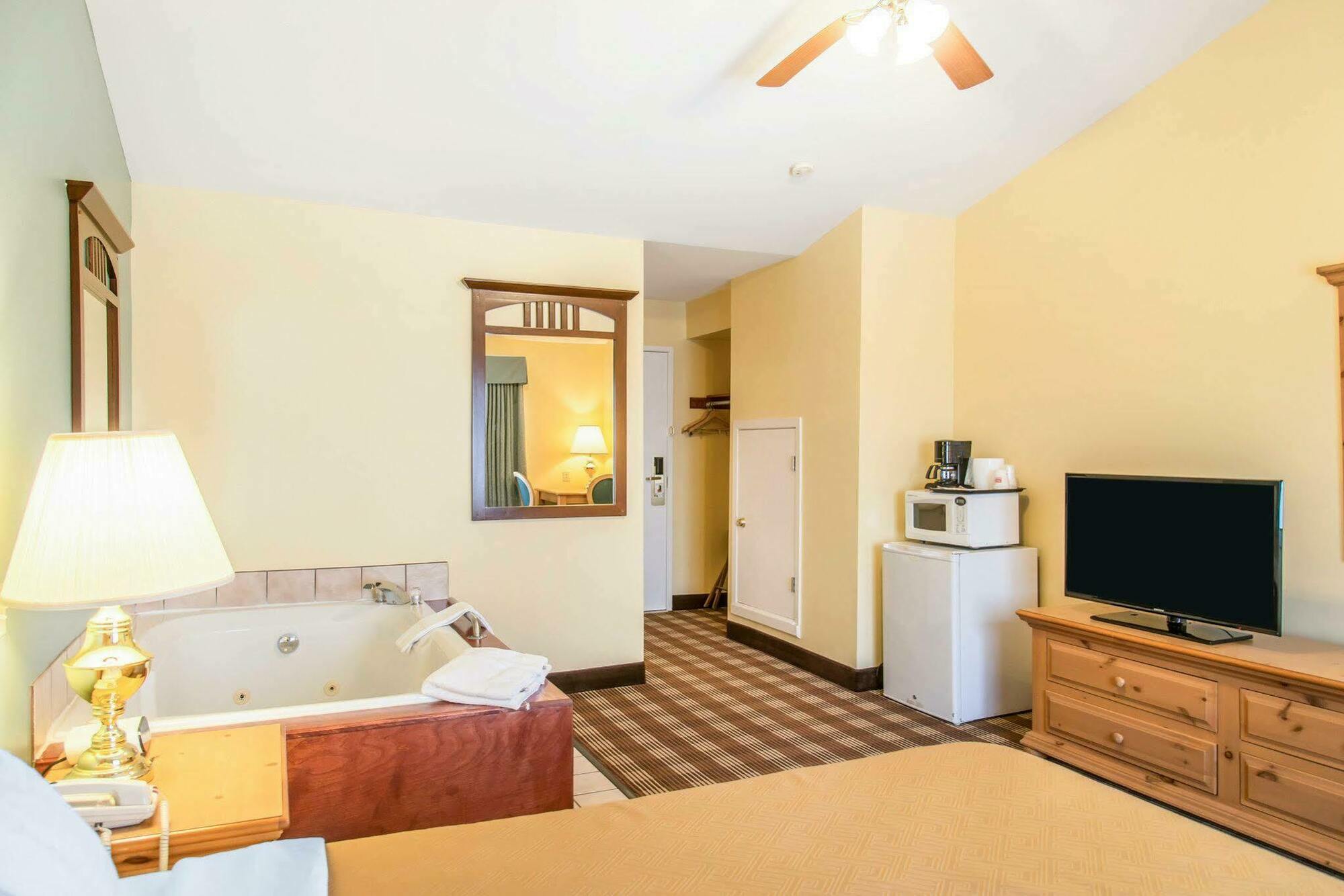 Econo Lodge Inn & Suites Eau Claire Esterno foto